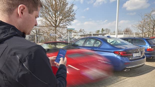 Mann nutzt autonomen Parkassistenten, um seinen Porsche einzuparken