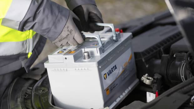 Autobatterie wird eingesetzt