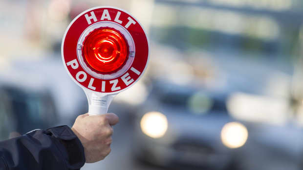 Polizei hält einen Autofahrer an