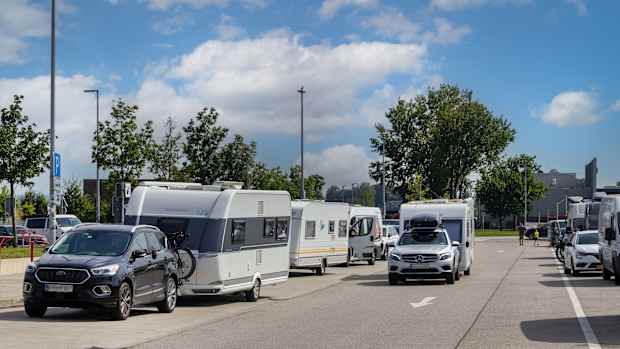 Wohnmobile auf den speziell ausgewiesenen Camper-Parkplätzen an der Raststätte Fürholzen