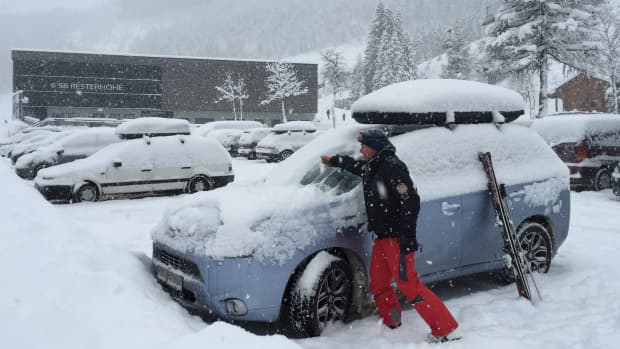 Mann befreit Auto von Schnee im Winter