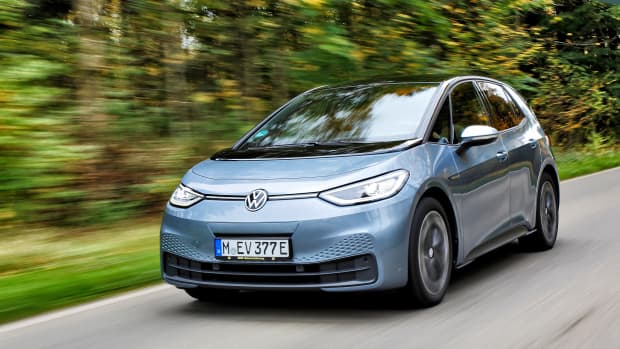 Der VW ID 3 fahrend von vorne zu sehen