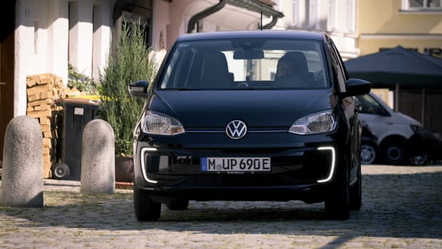 Ein VW e-UP fährt wärend des Langzeittests durch die Straßen von Landsberg am Lech