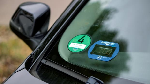 Eine elektronische Parkscheibe in der Frontscheibe eines Autos