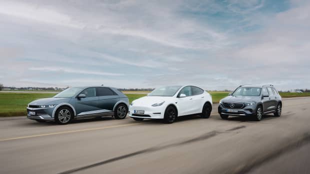 Der Elektro-SUV Vergleichstest, ein Mercedes EQB, Tesla Model Y und Hyundai Ionic 5 während der Fahrt von vorn fotografiert