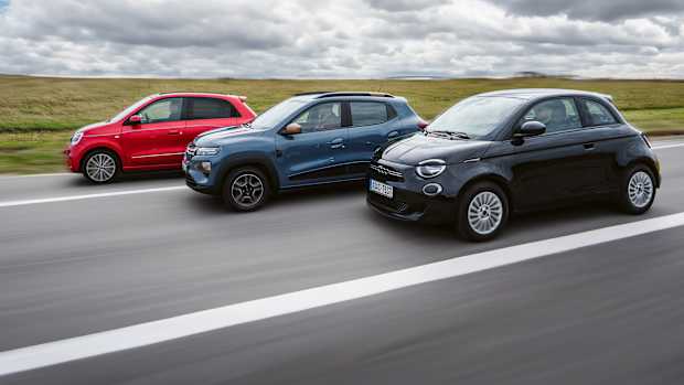 Ein Dacia Spring, Renault Twingo und Fiat 500 fahren nebeneinander