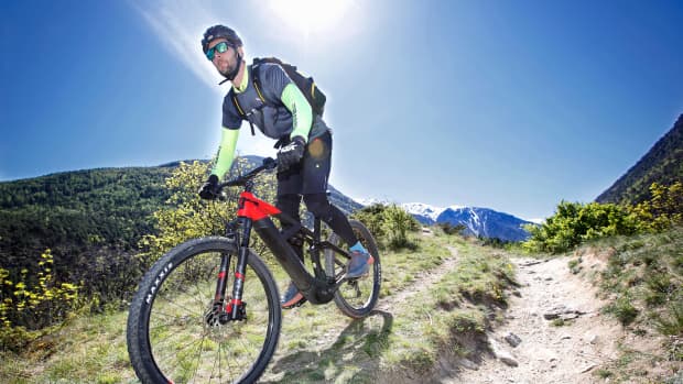 Tester fahren Elektro-Mountainbikes auf Off-Road Gelände beim ADAC Test in Vinschgau
