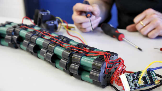 Der aDAC Testleiter Manuel Griesmann überprüft die Ladekapazität eines gebrauchten Akkus für Pedelecs mit einem Batterietestgerät