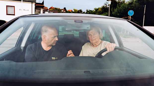 Eine Seniorin beim Fahr-Fitness-Check mit ihrem Fahrlehrer im Auto