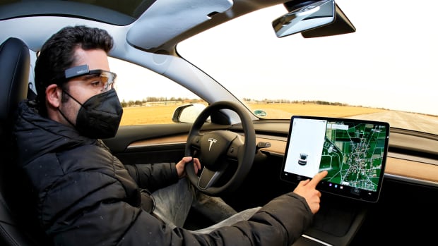 Ein Proband testet die Bedienbarkeit im Tesla Model 3