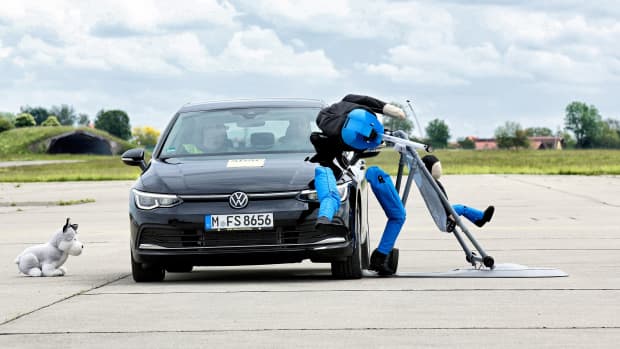 Bremsassistent eines Autos im Test
