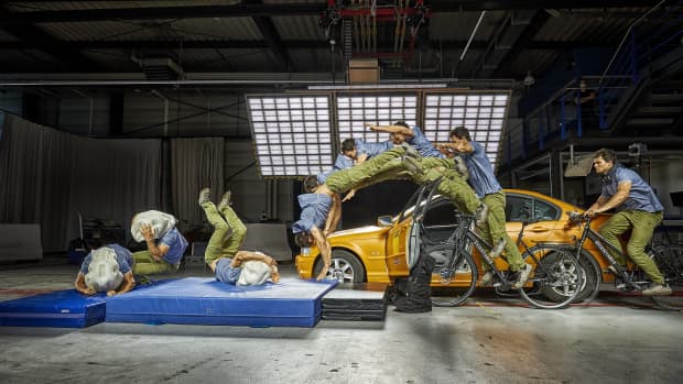 Crashtest mit dem Airbag-Helm Hövding 3