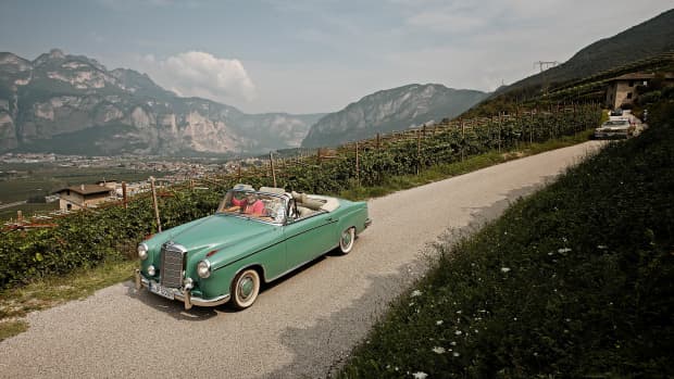 mit einem Oldtimer unterwegs im italienischen Trentino