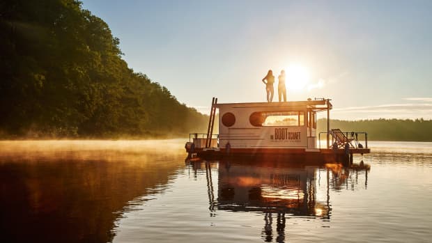 Ein Hausboot auf der Havel im Sonnenuntergang