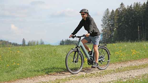 Ein Mann fährt auf einem E-Bike Kalkhoff Entice L Season