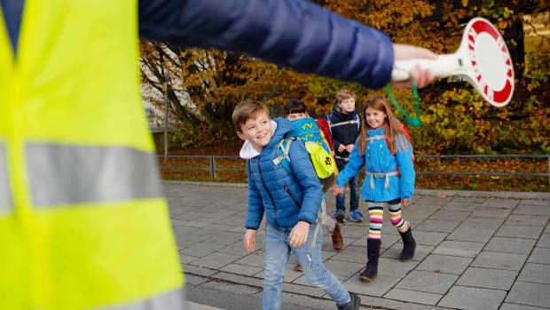 Kinder überqueren eine Straße