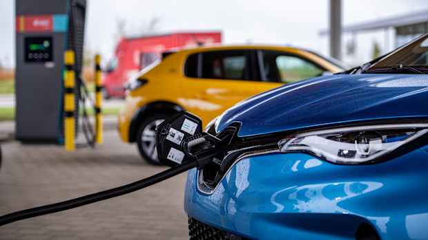 Ein E-Auto beim Laden an einer Ladesäule