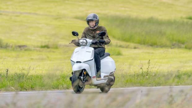 Ein Mann fährt auf einer Lambretta X125 auf einer Straße