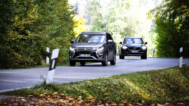 Zwei Autos fahren auf einer Landstrasse