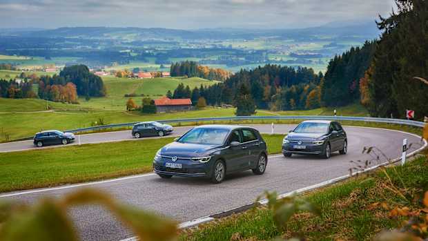 Autos fahren im Konvoi auf einer Landstraße