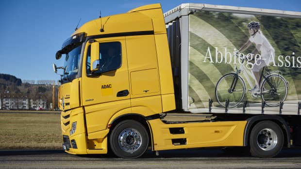Ein LKW von der Seite, der auf einer Fahrbahn bremst