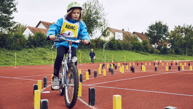 Ein Kind fährt beim ADAC Fahrradturnier sicher durch den Parcour