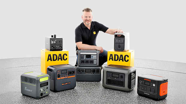 ADAC Testleiter Michael Peuckert mit allen getesteten mobilen Powerstations