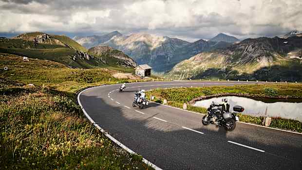 Drei Motorräder fahren die Hochalpenstrasse am Großglockner hinunter
