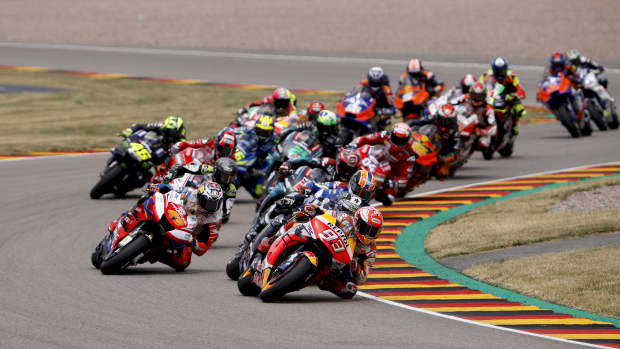 Motorradfahren beim Rennen auf dem Sachsenring