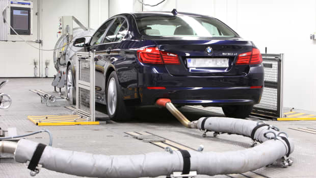 Ein BMW 530d auf dem Abgasprüfstand