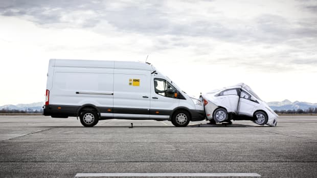 Kleintransporter fährt auf Autoatrappe