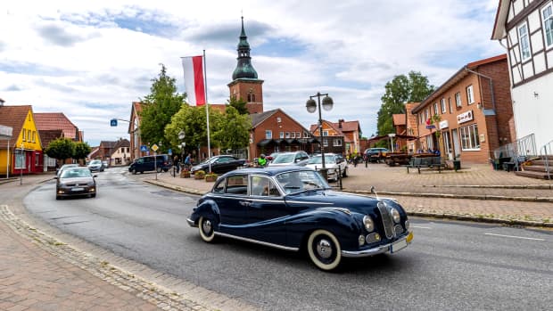Oldtimer faehrt in einer Ortschaft