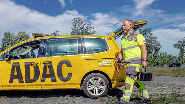 Ein Straßenwachtfahrer läuft um sein Auto