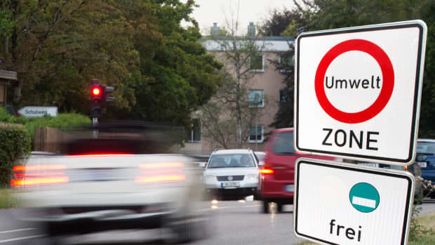 Umweltzonenschild vor Verkehr auf der Straße