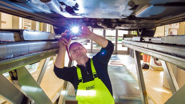 Prüfer Ludwig Finkenzeller beim Gebrauchtwagencheck beim ADAC Prüfzentrum Südbayern