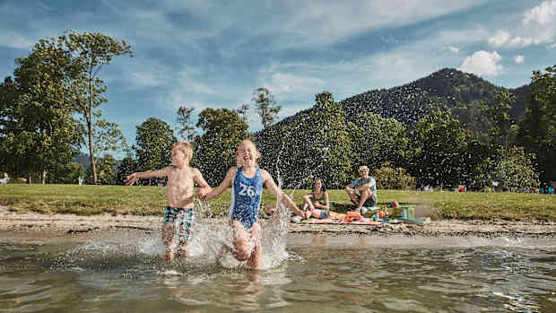 Kinder haben Spass beim Baden im See