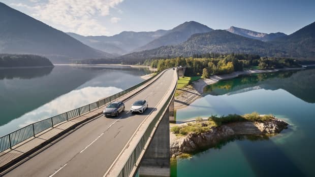 Autos fahren über den Sylvensteinspeicher