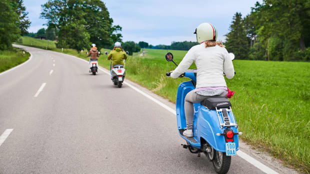 Elektroroller fahren auf der Strasse