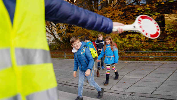 Schulkinder auf dem Gehweg
