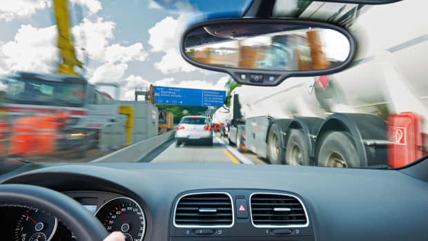 Verengte Fahrbahn an einer Baustelle