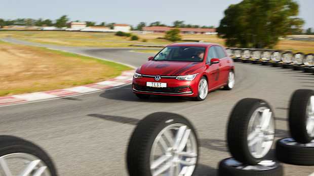 Frontansicht eines VW Golfs der an Reifen vorbei fährt, die während dem ADAC Sommerreifentest 2025 getestet wurden