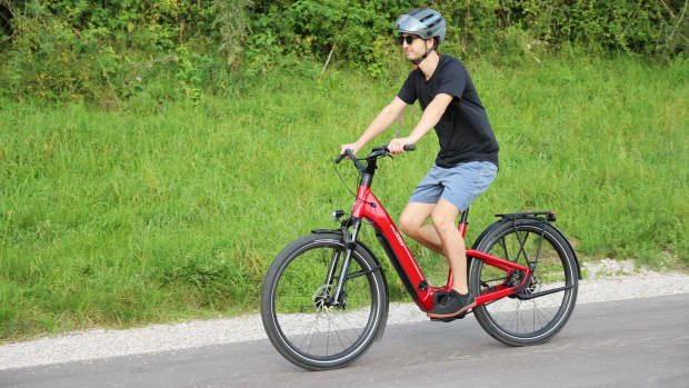Das Specialized Turbo Como 5.0 E-Bike fahrend fotografiert