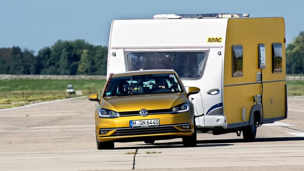 Ein Auto mit Wohnwagen beim Ausweichtest während dem Test für Anhängerstabilisierungssysteme
