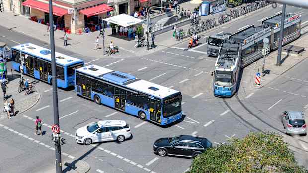Viel Verkehr an der Münchner Freiheit
