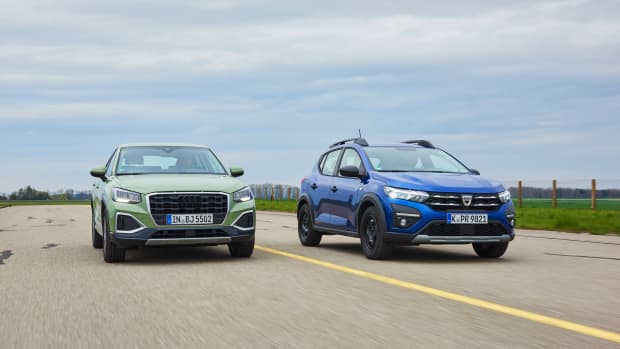 Audi Q2 und Dacia Sandero fahren nebeneinander