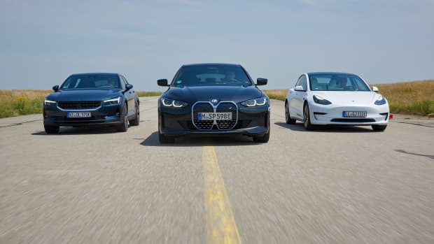BMW i4, Polestar 2 und Tesla Model 3 fahren nebeneinander auf einem Rollfeld in Penzing
