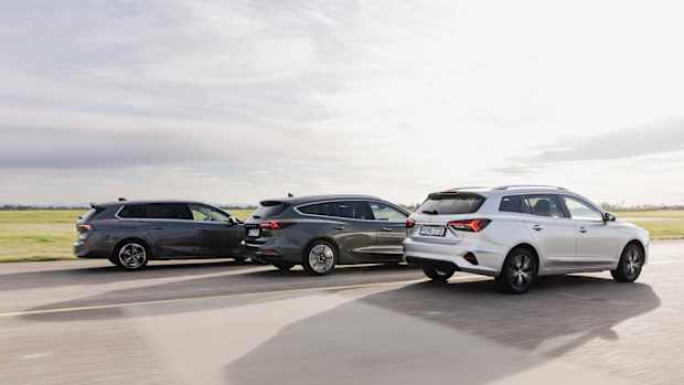 Ein Opel Astra, Ford Focus und MG5 fahren nebeneinander