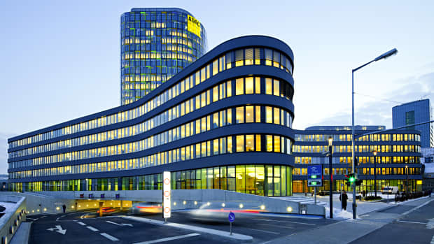 Die ADAC Zentrale in München Abends beleuchtet