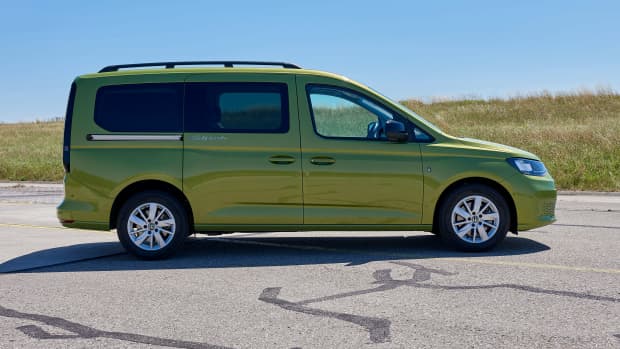 Der VW Caddy California Maxi stehend seitlich zu sehen