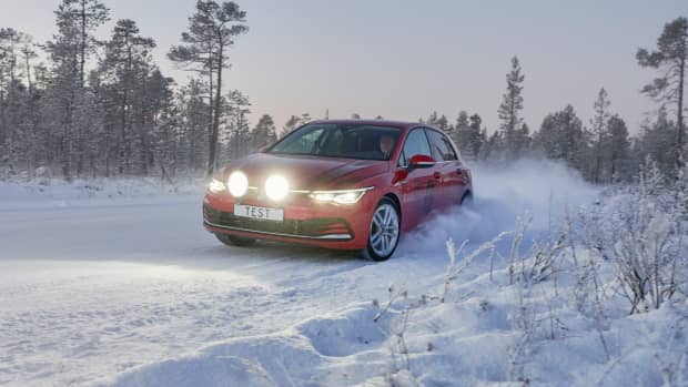 Ein Auto fährt beim Winterreifentest in Finnland